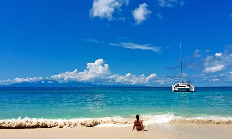 Обои девушка, море, пляж, яхта, girl, sea, beach, yacht разрешение 3220x2392 Загрузить