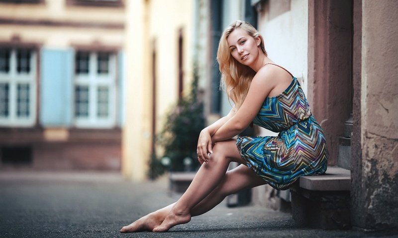 Обои девушка, блондинка, улица, ноги, сидя, босиком, kerstin, girl, blonde, street, feet, sitting, barefoot разрешение 1920x1280 Загрузить