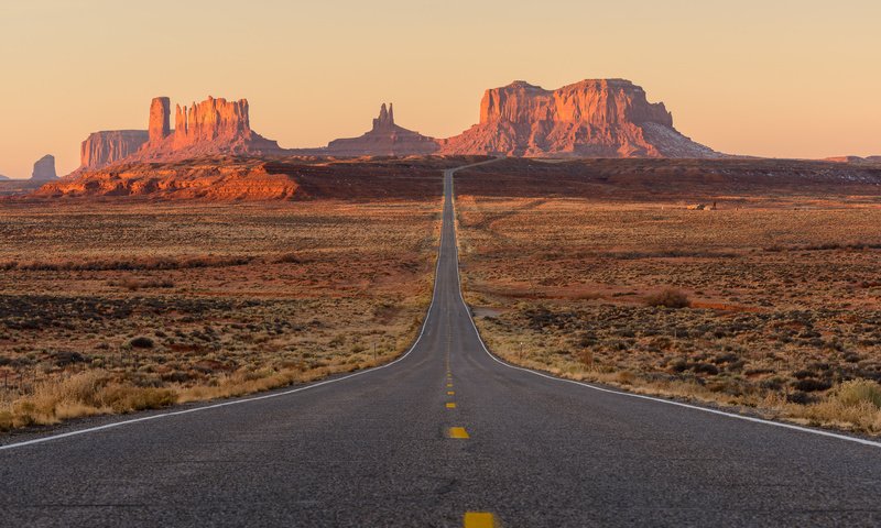 Обои дорога, горы, скалы, пустыня, сша, юта, штат юта, долина монументов, road, mountains, rocks, desert, usa, utah, monument valley разрешение 2500x1668 Загрузить