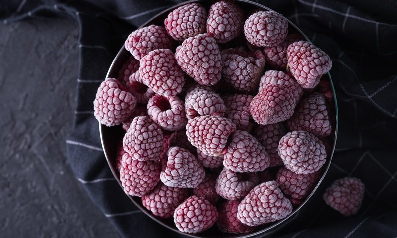 Обои малина, иней, темный фон, ткань, ягоды, миска, raspberry, frost, the dark background, fabric, berries, bowl разрешение 5760x3240 Загрузить