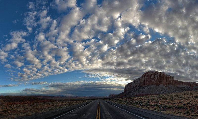 Обои небо, дорога, облака, природа, пейзаж, поле, пустыня, гора, the sky, road, clouds, nature, landscape, field, desert, mountain разрешение 2048x1110 Загрузить