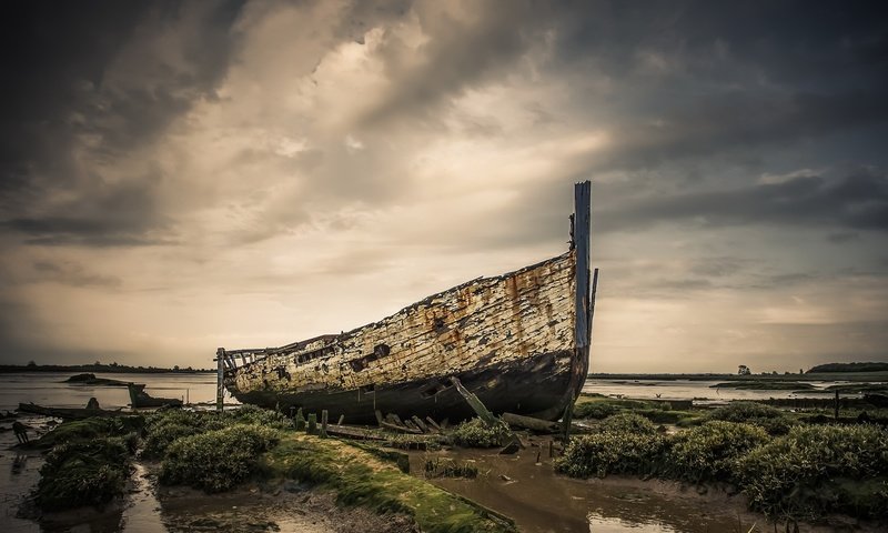 Обои небо, облака, озеро, берег, тучи, лодка, the sky, clouds, lake, shore, boat разрешение 2048x1082 Загрузить