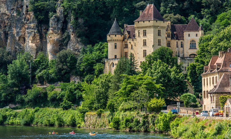 Обои деревья, la roque gageac, ла-рок-гажак, река, chateau de la mallantrie, скалы, берег, замок, город, франция, утес, trees, la roque-gageac, river, rocks, shore, castle, the city, france, rock разрешение 2560x1600 Загрузить