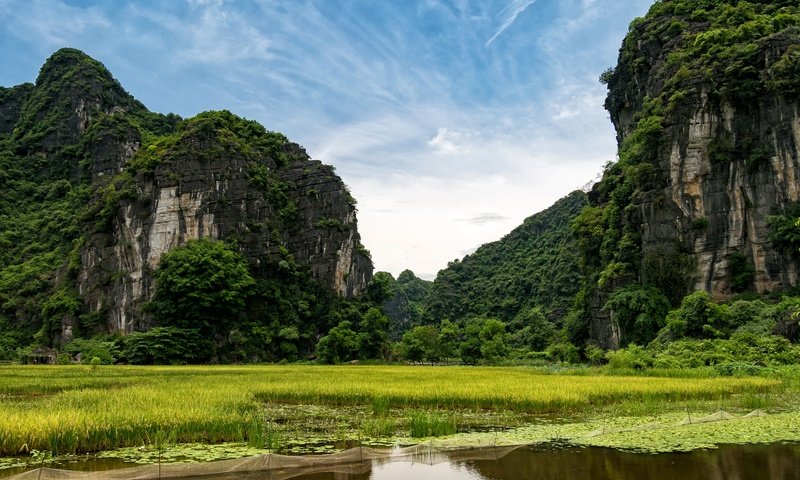 Обои небо, облака, река, скалы, зелень, вьетнам, ninh binh, the sky, clouds, river, rocks, greens, vietnam разрешение 3000x2109 Загрузить