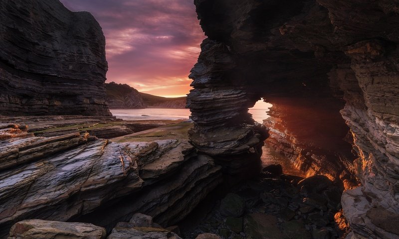 Обои небо, облака, скалы, берег, закат, море, the sky, clouds, rocks, shore, sunset, sea разрешение 2048x1367 Загрузить