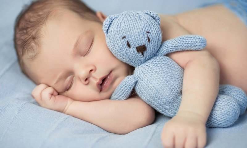 Обои спит, мишка, игрушка, ребенок, младенец, закрытые глаза, sleeping, bear, toy, child, baby, closed eyes разрешение 5760x3840 Загрузить