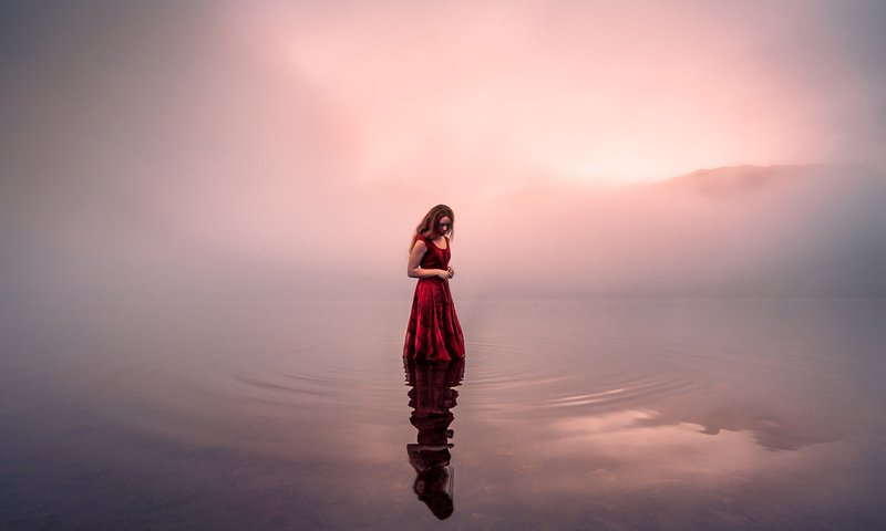 Обои lizzy gadd, свет, вода, озеро, волны, девушка, утро, туман, красное платье, light, water, lake, wave, girl, morning, fog, red dress разрешение 2048x1368 Загрузить