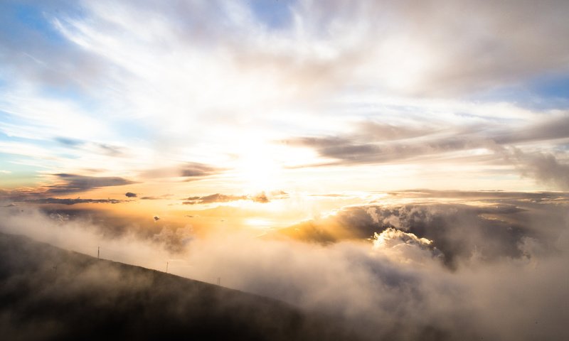 Обои облака, солнце, природа, утро, туман, горизонт, гора, clouds, the sun, nature, morning, fog, horizon, mountain разрешение 4902x2669 Загрузить