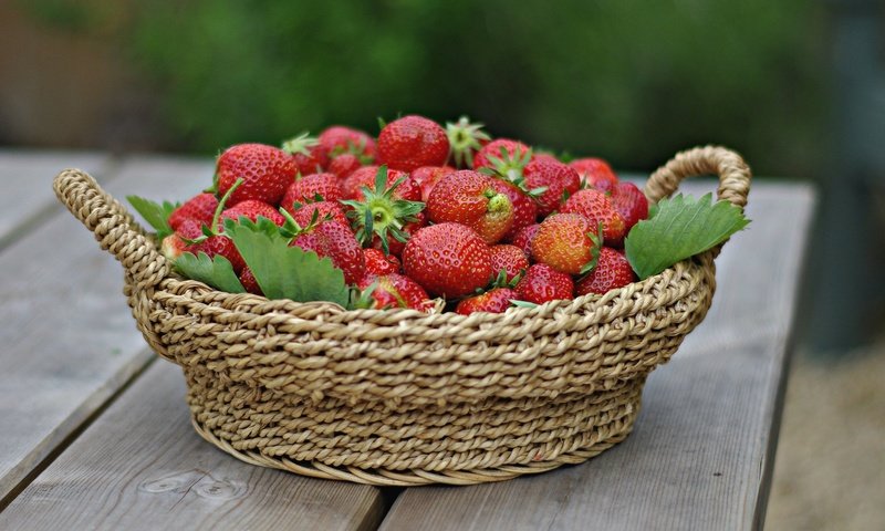 Обои ягода, клубника, спелая, корзинка, сочная, вкусная, berry, strawberry, ripe, basket, juicy, delicious разрешение 2048x1264 Загрузить