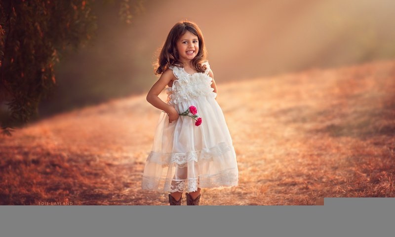 Обои цветы, улыбка, взгляд, девочка, волосы, лицо, белое платье, flowers, smile, look, girl, hair, face, white dress разрешение 2048x1463 Загрузить