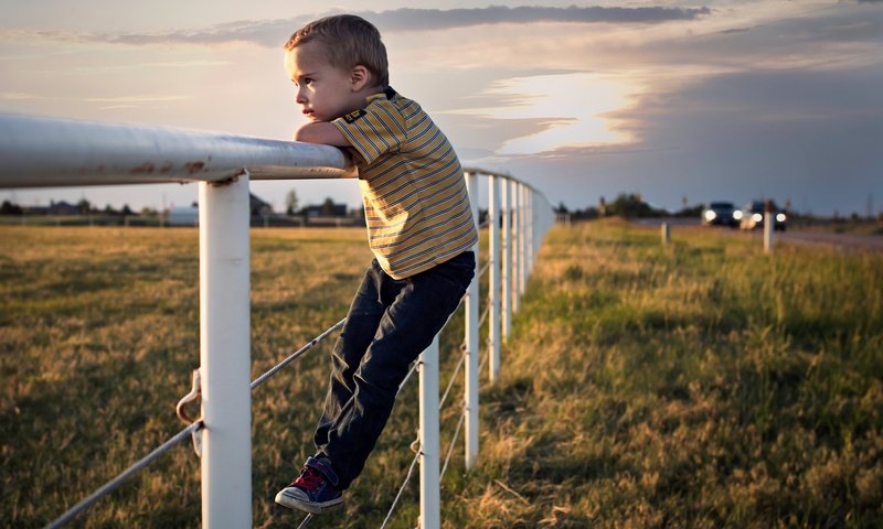 Обои дорога, забор, дети, ребенок, мальчик, ограда, road, the fence, children, child, boy, fence разрешение 2048x1489 Загрузить