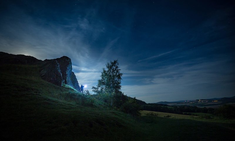 Обои небо, трава, облака, гора, луна, холм, береза, patrik spiesecke, the sky, grass, clouds, mountain, the moon, hill, birch разрешение 2000x1333 Загрузить