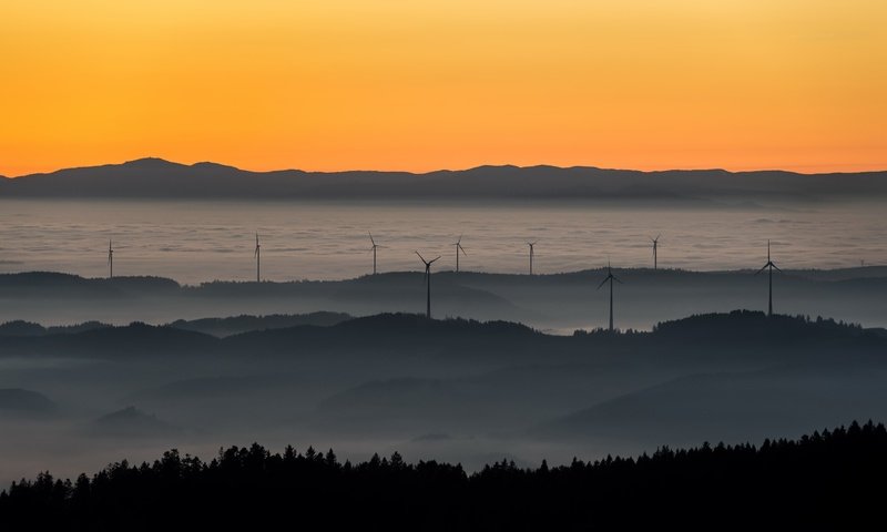 Обои небо, горы, закат, туман, горизонт, ветряки, ветротурбины, the sky, mountains, sunset, fog, horizon, windmills, wind turbine разрешение 5962x3354 Загрузить