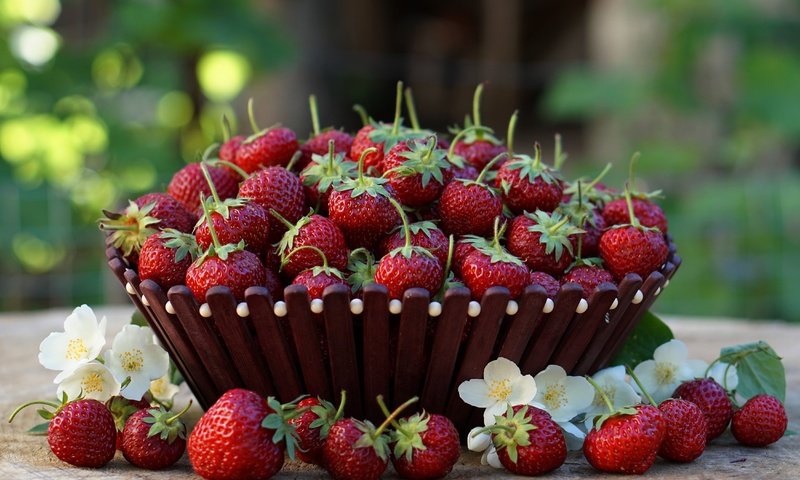 Обои ягода, красная, клубника, стол, цветочки, боке, berry, red, strawberry, table, flowers, bokeh разрешение 4500x3000 Загрузить
