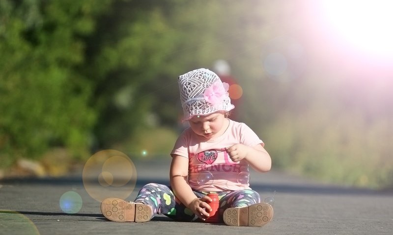 Обои фон, лучи, пузыри, девочка, ребенок, асфальт, background, rays, bubbles, girl, child, asphalt разрешение 1920x1280 Загрузить