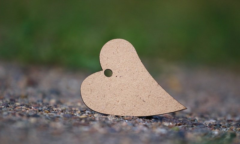 Обои макро, фон, сердечко, сердце, асфальт, macro, background, heart, asphalt разрешение 1920x1280 Загрузить