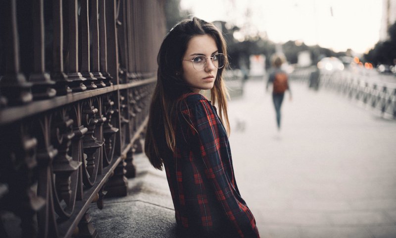 Обои девушка, город, взгляд, очки, волосы, лицо, marta, nacho zàitsev, girl, the city, look, glasses, hair, face разрешение 2000x1486 Загрузить