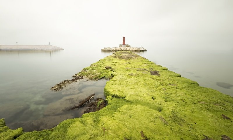 Обои камни, море, туман, маяк, пирс, stones, sea, fog, lighthouse, pierce разрешение 2048x1282 Загрузить