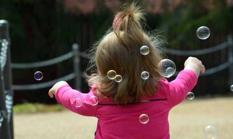 Обои настроение, дети, девочка, волосы, ребенок, мыльные пузыри, mood, children, girl, hair, child, bubbles разрешение 4000x2649 Загрузить