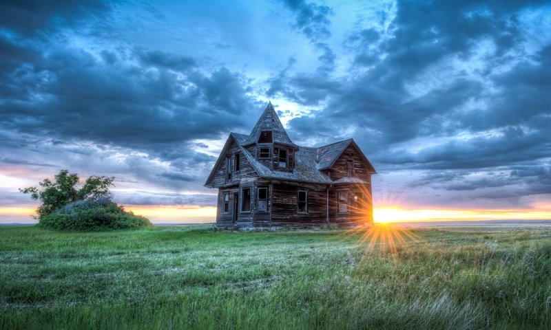 Обои небо, свет, трава, облака, природа, поле, горизонт, дом, the sky, light, grass, clouds, nature, field, horizon, house разрешение 2048x1152 Загрузить