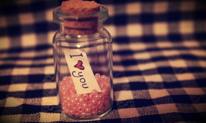 Обои бутылочка, баночка, флакон, бисер, я люблю тебя, bottle, jar, beads, i love you разрешение 2880x1800 Загрузить