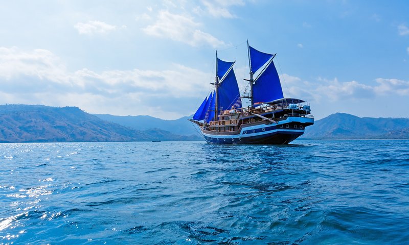 Обои небо, облака, море, корабль, парусник, паруса, the sky, clouds, sea, ship, sailboat, sails разрешение 1920x1200 Загрузить