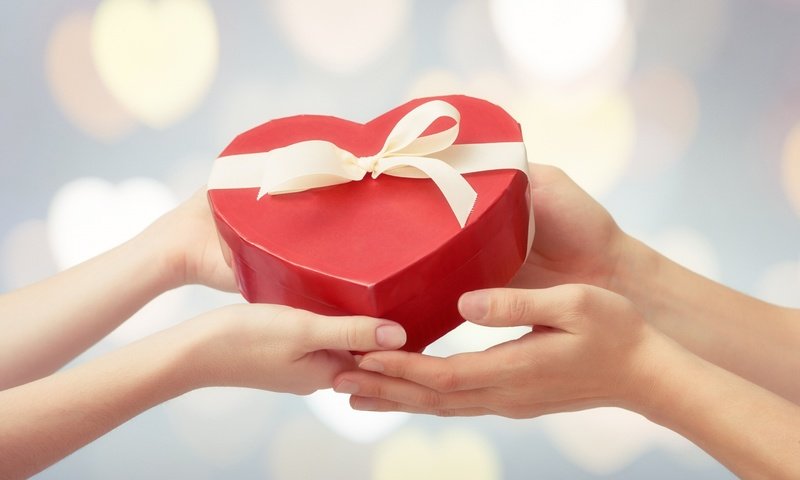 Обои руки, подарок, день святого валентина, 14 февраля, hands, gift, valentine's day, 14 feb разрешение 2880x1800 Загрузить