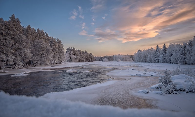 Обои небо, облака, озеро, природа, лес, зима, пейзаж, the sky, clouds, lake, nature, forest, winter, landscape разрешение 3840x2400 Загрузить