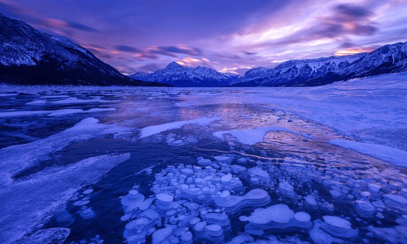 Обои небо, облака, озеро, горы, закат, зима, пейзаж, лёд, the sky, clouds, lake, mountains, sunset, winter, landscape, ice разрешение 1920x1200 Загрузить