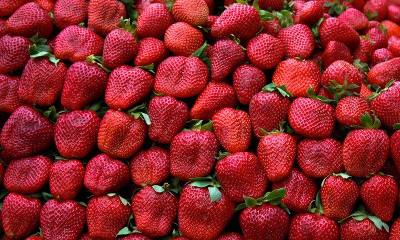 Обои клубника, ягоды, листики, strawberry, berries, leaves разрешение 3920x2668 Загрузить