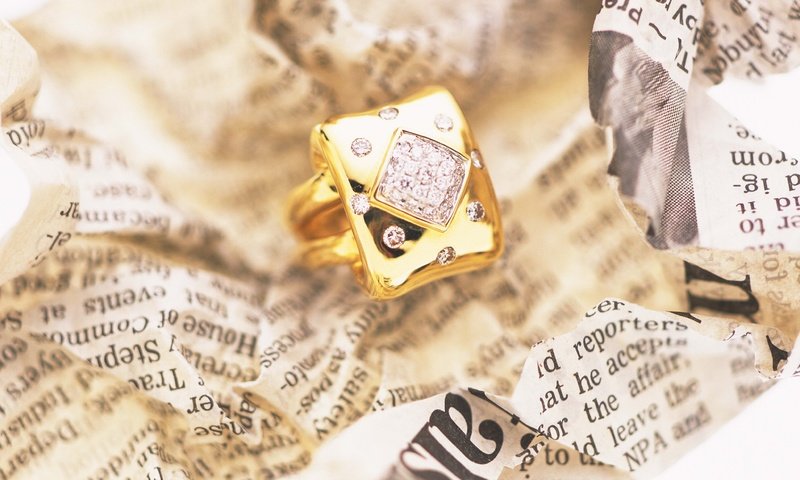 Обои кольцо, газета, золото, ювелирные украшения, ring, newspaper, gold, jewelry разрешение 4096x3072 Загрузить