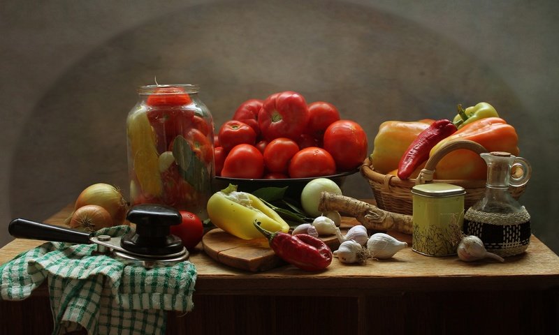 Обои кухня, овощи, помидоры, натюрморт, перец, чеснок, специи, kitchen, vegetables, tomatoes, still life, pepper, garlic, spices разрешение 2100x1298 Загрузить