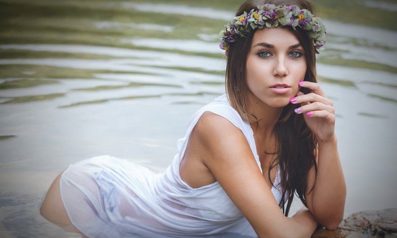 Обои цветы, озеро, девушка, взгляд, волосы, лицо, венок, паула, flowers, lake, girl, look, hair, face, wreath, paula разрешение 1920x1279 Загрузить