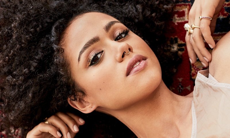 Обои девушка, nathalie emmanuel, натали эммануэль, портрет, взгляд, волосы, лицо, актриса, кольца, пирсинг, girl, portrait, look, hair, face, actress, ring, piercing разрешение 2000x1431 Загрузить