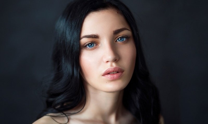 Обои девушка, взгляд, волосы, лицо, голубые глаза, макияж, girl, look, hair, face, blue eyes, makeup разрешение 2241x1200 Загрузить