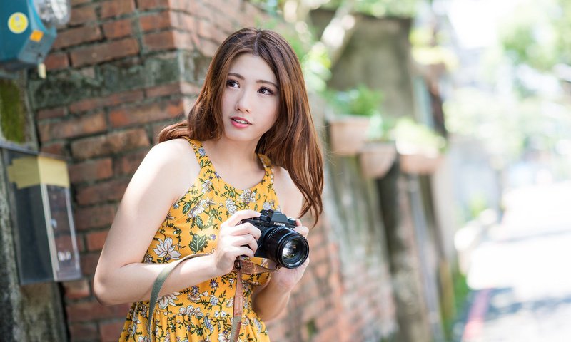 Обои девушка, платье, модель, фотоаппарат, азиатка, шатенка, боке, girl, dress, model, the camera, asian, brown hair, bokeh разрешение 1920x1200 Загрузить