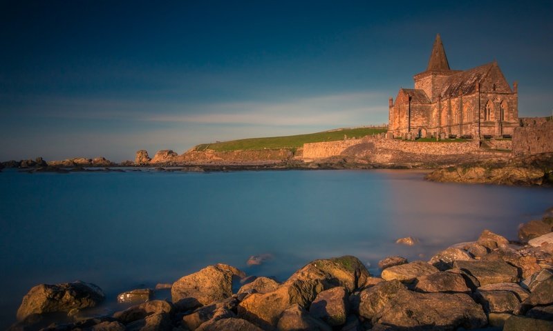 Обои камни, море, побережье, церковь, шотландия, северное море, файф, st monans church, stones, sea, coast, church, scotland, north sea, fife разрешение 2048x1280 Загрузить