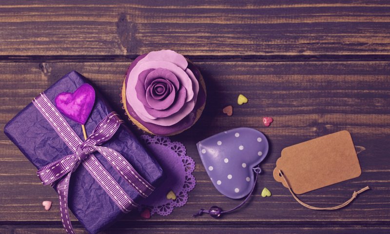Обои лента, подарок, сердечки, кекс, декор, фиалка, праздничный торт, украшение роза, tape, gift, hearts, cupcake, decor, violet, birthday cake, decoration rose разрешение 5446x3627 Загрузить