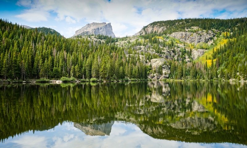 Обои небо, деревья, горы, камни, лес, отражение, водоем, the sky, trees, mountains, stones, forest, reflection, pond разрешение 2048x1365 Загрузить