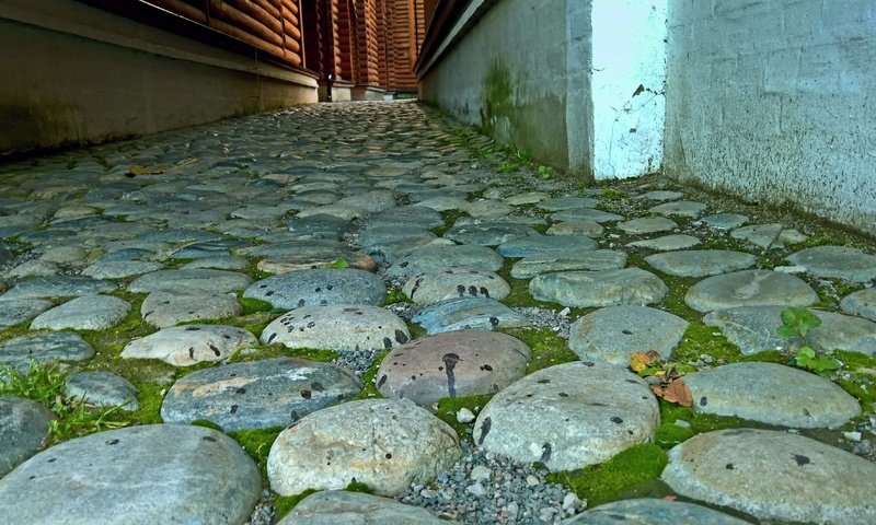 Обои камни, город, улица, мох, архитектура, бревна, история, древна, stones, the city, street, moss, architecture, logs, history, 's ancient разрешение 4756x2677 Загрузить