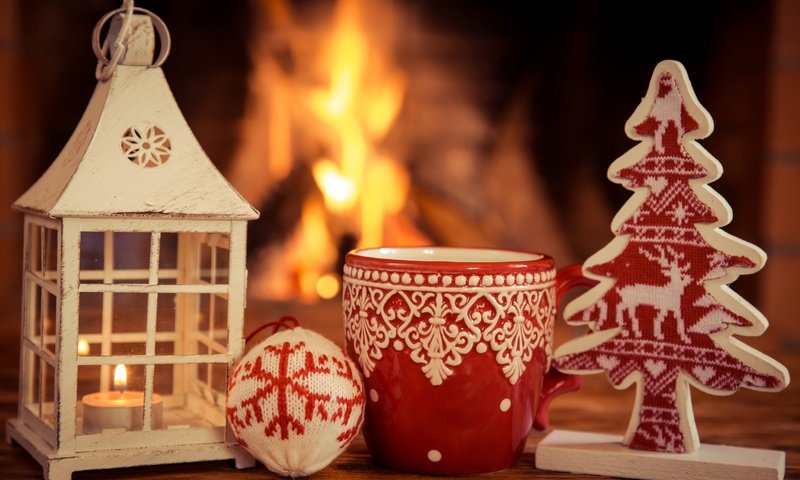 Обои новый год, елка, огонь, фонарь, кружка, камин, рождество, new year, tree, fire, lantern, mug, fireplace, christmas разрешение 2880x1800 Загрузить