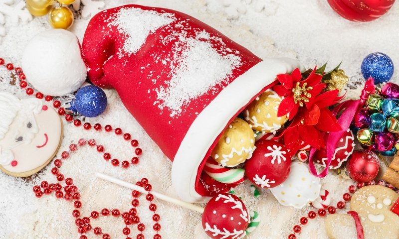 Обои новый год, бусы, рождество, елочные украшения, леденцы, колпак, new year, beads, christmas, christmas decorations, lollipops, cap разрешение 2880x1800 Загрузить