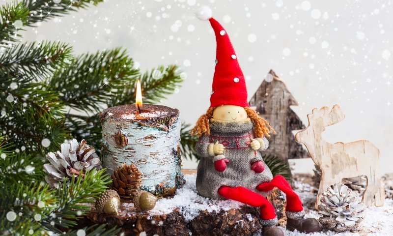 Обои свечи, свеча, новый год, рождество, елка, шишки, пень, ветки, игрушка, кукла, шапка, олени, candles, candle, new year, christmas, bumps, tree, stump, branches, toy, doll, hat, deer разрешение 2880x1800 Загрузить