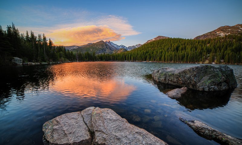 Обои небо, облака, озеро, горы, природа, камни, лес, the sky, clouds, lake, mountains, nature, stones, forest разрешение 1920x1200 Загрузить