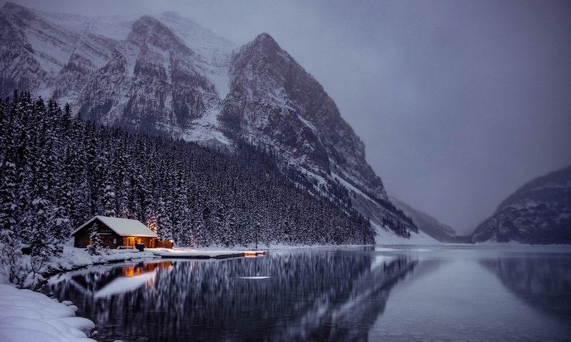 Обои озеро, горы, природа, лес, зима, пейзаж, домик, lake, mountains, nature, forest, winter, landscape, house разрешение 1920x1200 Загрузить