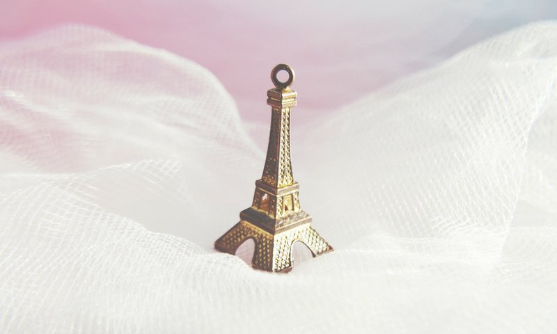 Обои статуэтка, ткань, эйфелева башня, сувенир, figurine, fabric, eiffel tower, souvenir разрешение 2880x1800 Загрузить