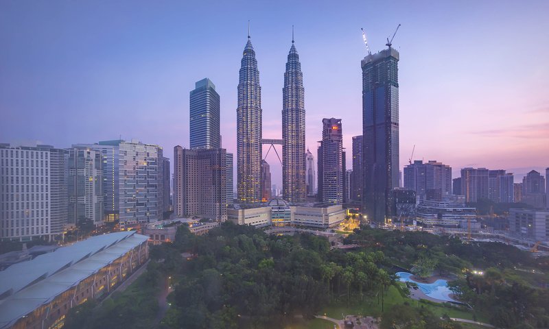 Обои город, небоскребы, малайзия, куала-лумпур, башни петронас, the city, skyscrapers, malaysia, kuala lumpur, petronas twin towers разрешение 1920x1200 Загрузить