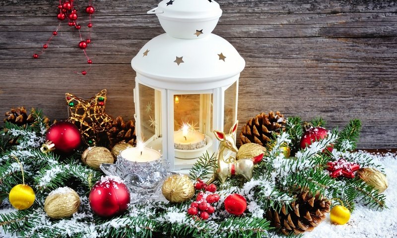 Обои свечи, новый год, фонарь, рождество, шишки, елочные игрушки, candles, new year, lantern, christmas, bumps, christmas decorations разрешение 2880x1800 Загрузить