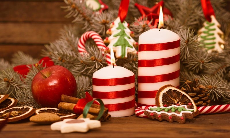 Обои свечи, новый год, елка, корица, яблоко, рождество, елочные украшения, печенье, candles, new year, tree, cinnamon, apple, christmas, christmas decorations, cookies разрешение 2880x1800 Загрузить