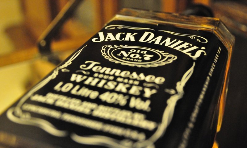 Обои макро, бутылка, алкоголь, виски, джек дэниелс, jack daniel, jack daniel’s, macro, bottle, alcohol, whiskey, jack daniels, jack daniel's разрешение 2560x1700 Загрузить